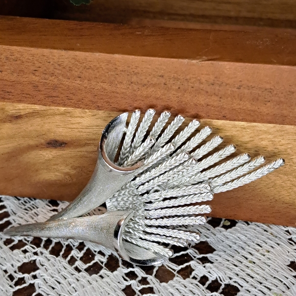 Vtg Coro Pegasus 1950s Brushed Silver Tone MCM 3D Brooch - Picture 3 of 5